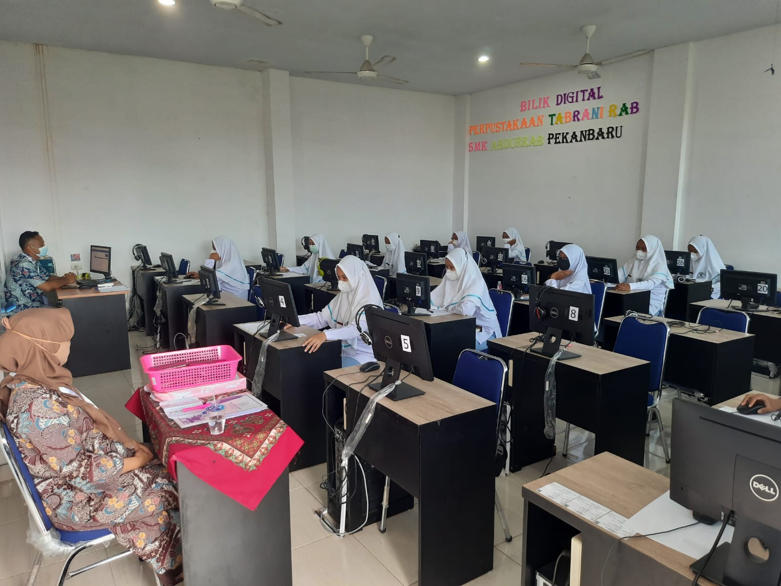 299-pelaksanaan-anbk-di-smk-abdurrab-berjalan-lancar