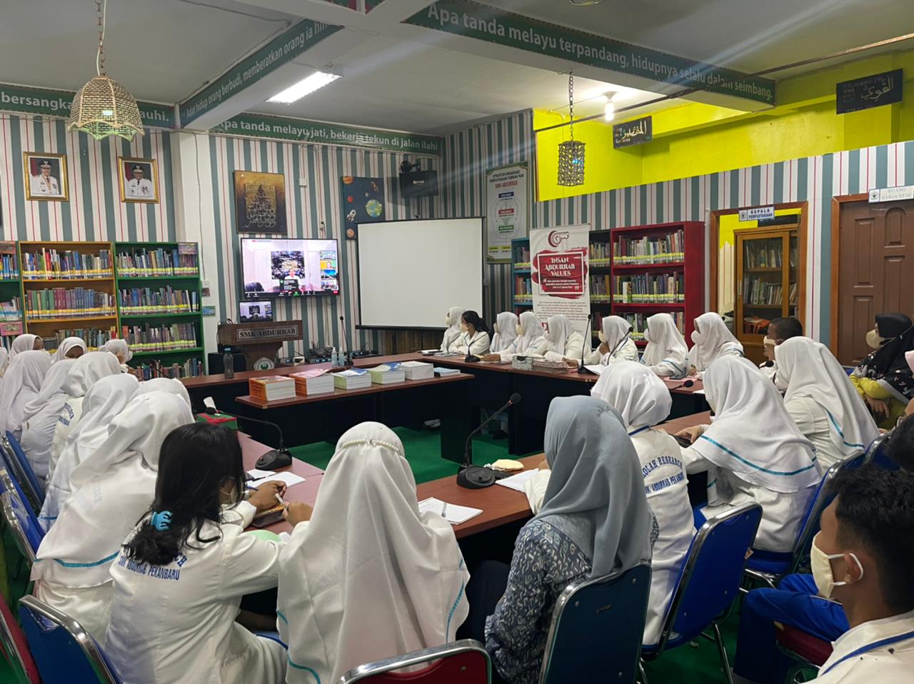 376-webinar-nasional-penanganan-covid-19-smasmk-se-kota-pekanbaru