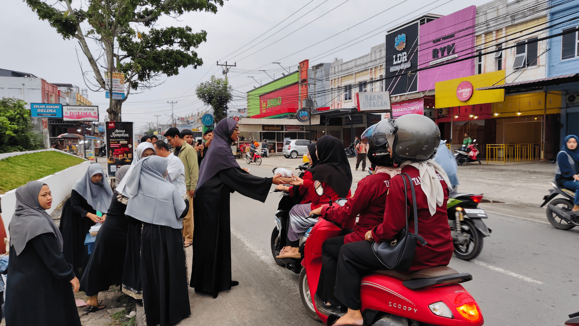 625-guru-dan-siswa-smk-abdurrab-pekanbaru-berbagi-takjil-kepada-setiap-masyarakat-yang-melintasi-di-seputaran-smk-abdurrab-pekanbaru